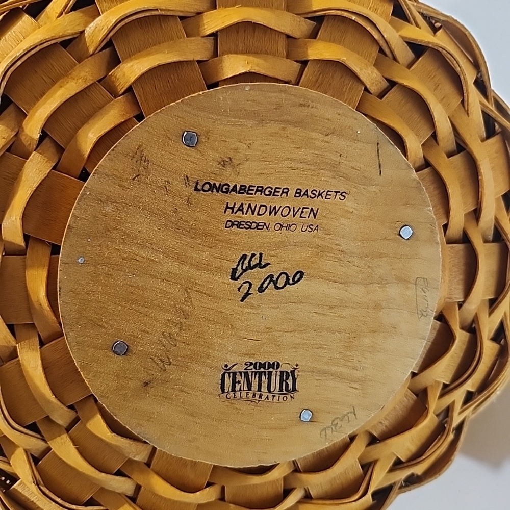 Longaberger Tan Woven Basket with Lid and Handle - Picture 13 of 15